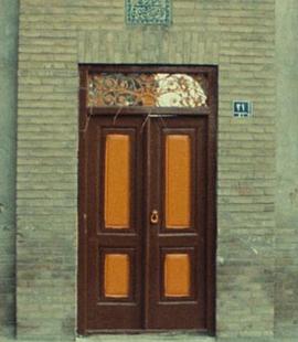 如何利用闲暇时间:给门板刷油漆封面图