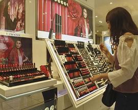 纪实72小时 百货店化妆品楼层的女性们封面图