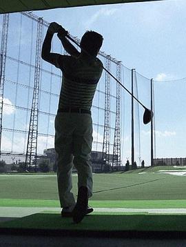 纪实72小时 黄昏(夜景)下的高尔夫练习场封面图