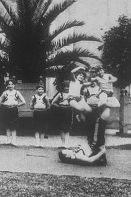 两人翻筋斗封面图