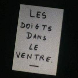 肚皮上的手指封面图