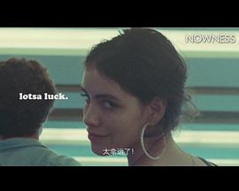 电梯上的女孩封面图