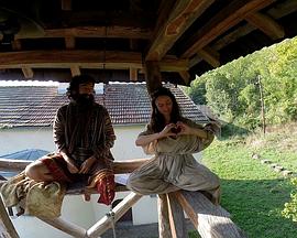 穿着毯子的人封面图